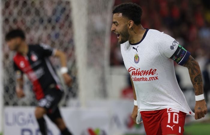 Alexis Vega celebrando su gol ante el Atlas en el Clásico Tapatío