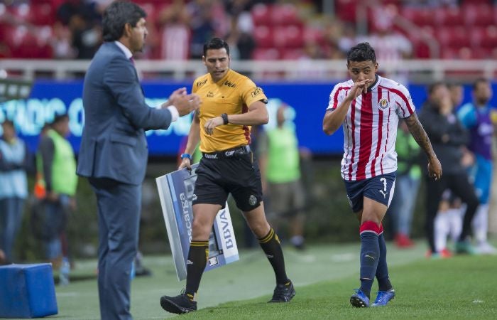 Alexis Vega y José Saturnino Cardozo en un partido de Chivas en 2019