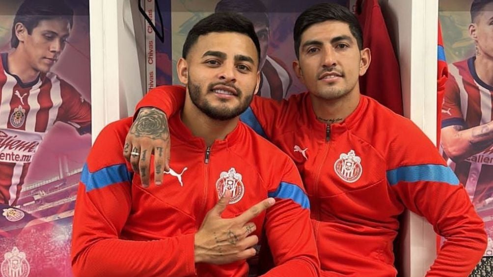 Alexis Vega y 'Pocho' Guzmán en el vestidor de Chivas