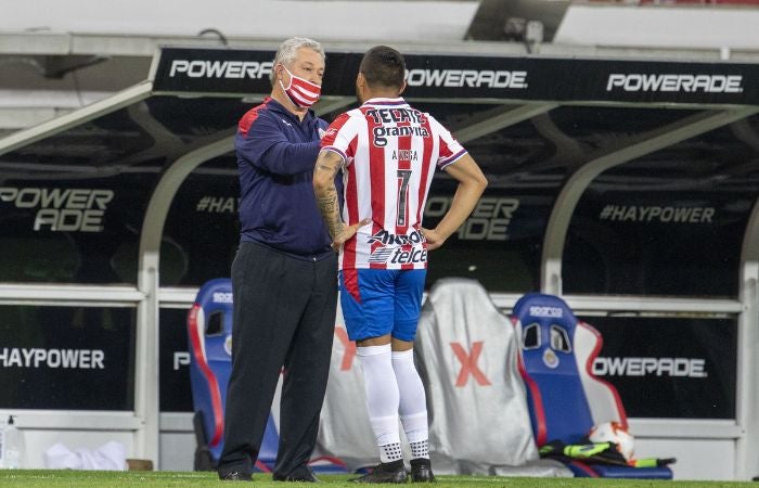 Alexis Vega y Víctor Manuel Vucetich en un partido de Chivas