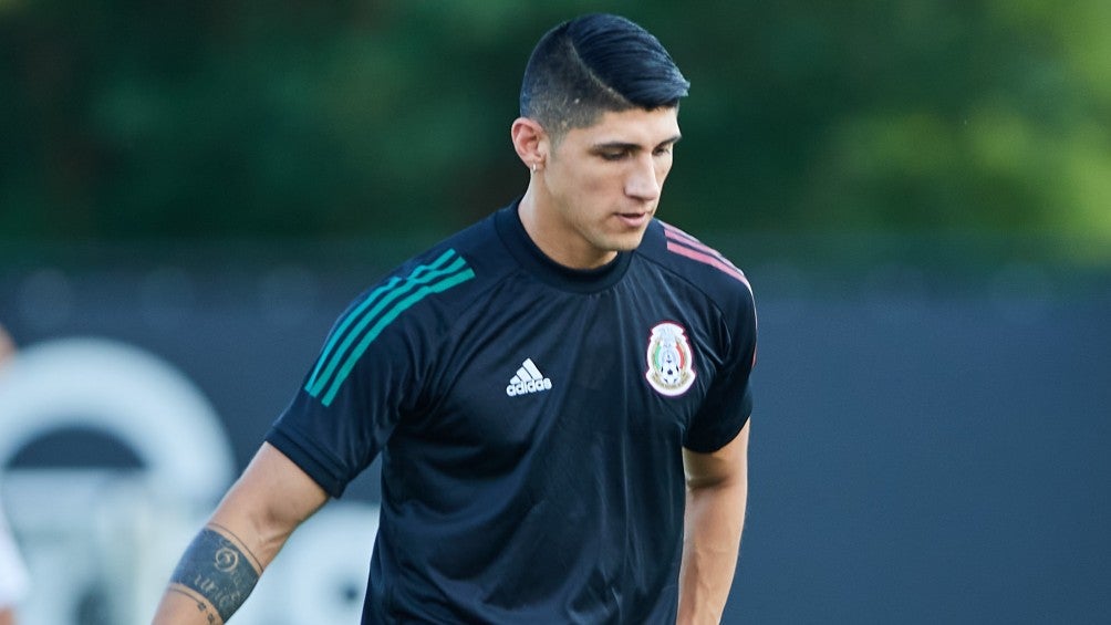 Alan Pulido en un entrenamiento del Tri