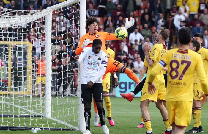 Guillermo Ochoa en un partido de la Salernitana