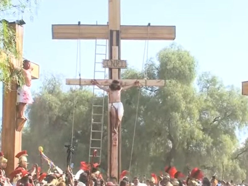 Actor que interpretó a Dimas se desvanece en la crucifixión de Jesús en Iztapalapa.