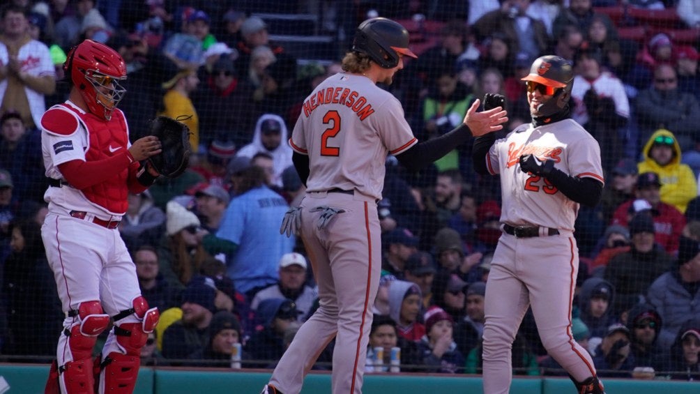 Gunnar Henderson felicita a Urías en la serie contra Boston