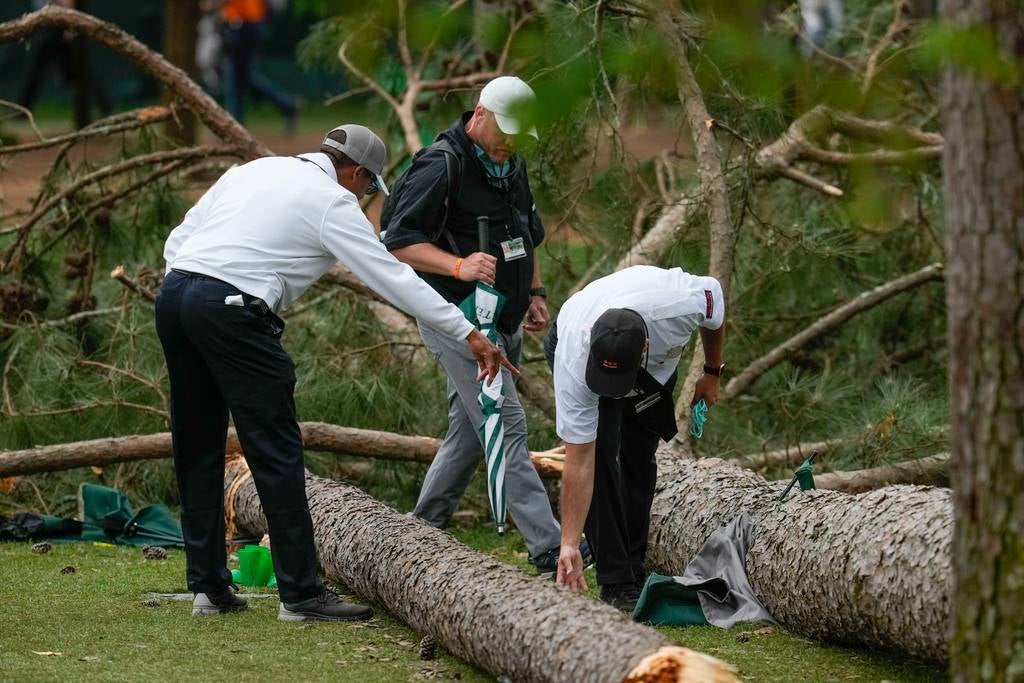 Fuertes vientos provocan caída de árbol en el Masters de Augusta de golf