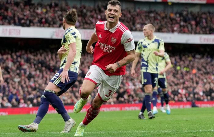 Granit Xhaka festejando un gol del Arsenal 