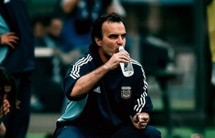 Marcelo Bielsa dirigiendo en un partido de la Selección Argentina 