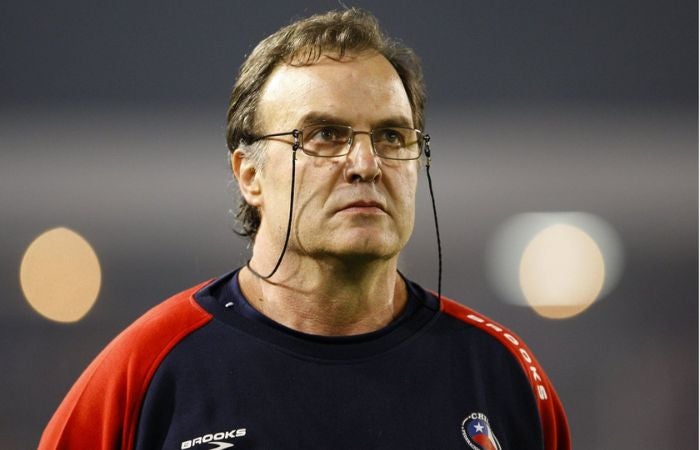 Marcelo Bielsa dirigiendo en un partido de la Selección de Chile en Sudáfrica 2010