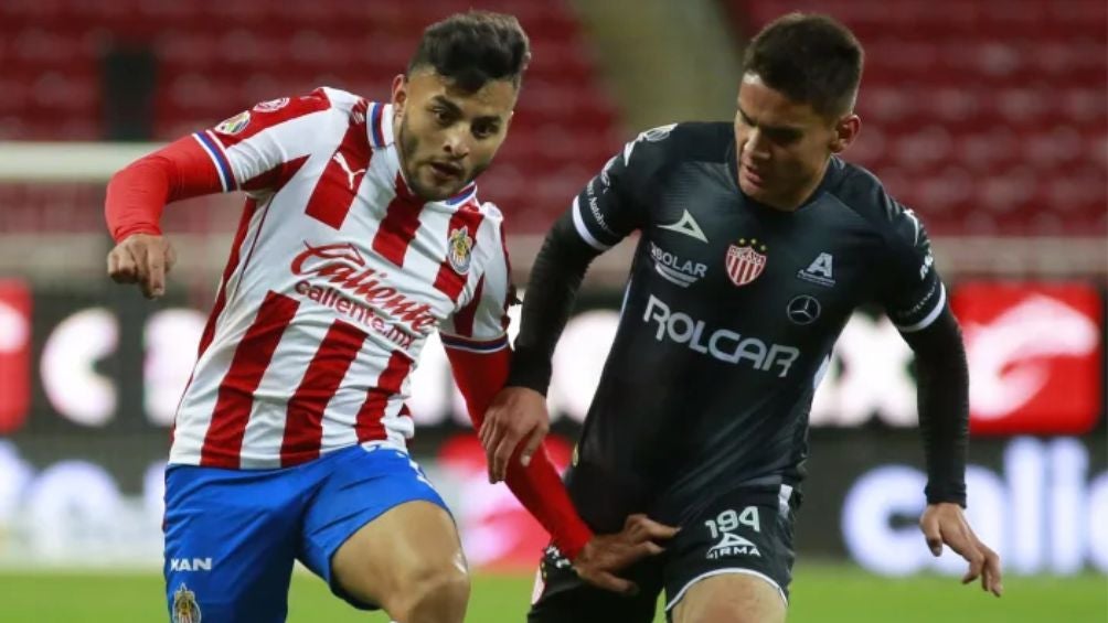 Alexis Vega y defensor de Necaxa en el Estadio Akron