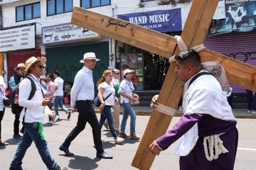 La fe se impone al sol en la escenificación del Viernes Santo en Iztapalapa