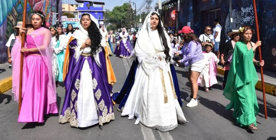 Nazarenos de Iztapalapa recorren los 8 barrios durante la escenificación del Viernes Santo