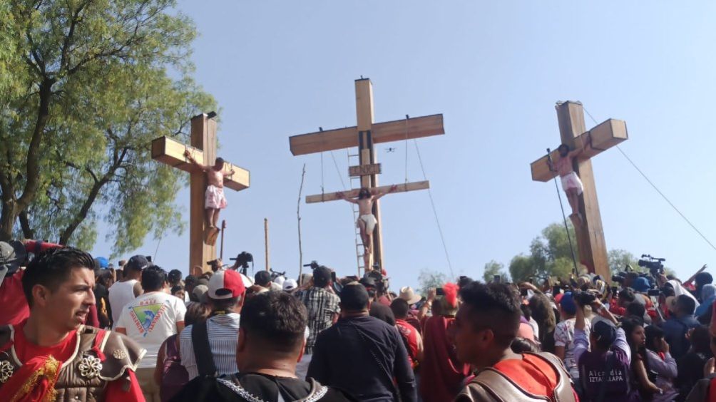 Actor de la Pasión de Cristo en Iztapalapa se desmaya durante la crucifixión de Jesús