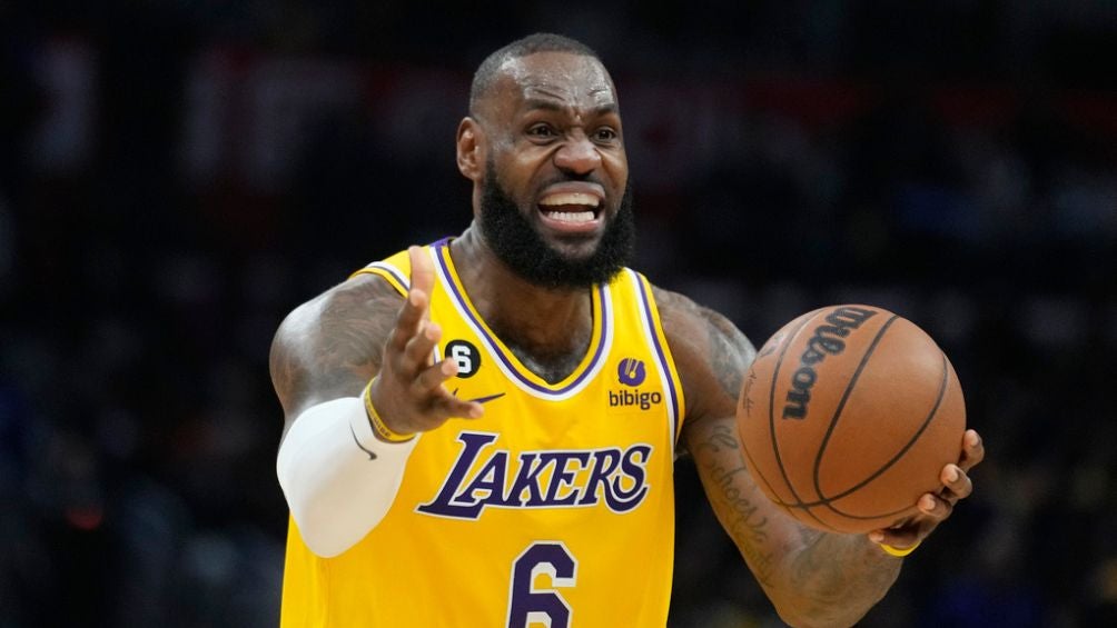 Lebron James en el encuentro entre Lakers y Clippers 