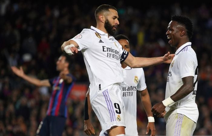 Benzemá y Vinicius festejando en la goleada ante el Barcelona en Camp Nou