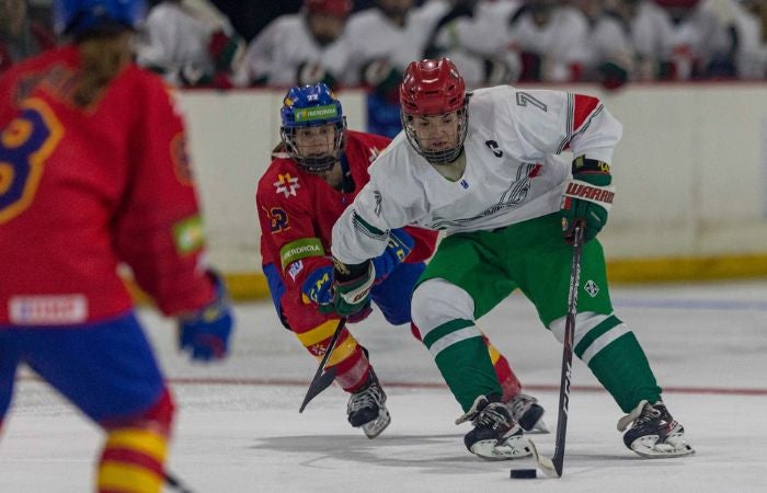 Jugadora de la Selección Mexicana de Hockey sobre Hielo Femenil en un partido del Mundia