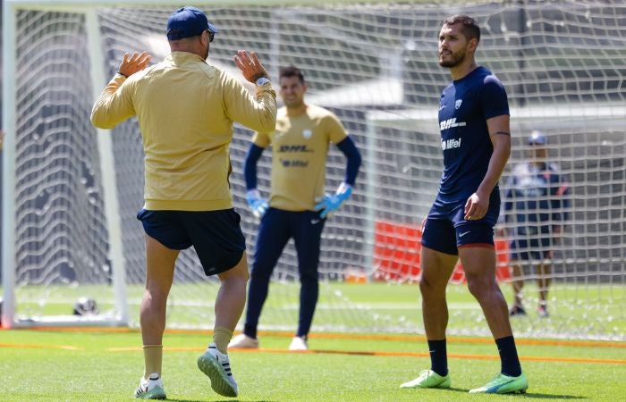 Antonio Mohamed en su primer entrenamiento con Pumas, hablando con Nicolás Freire