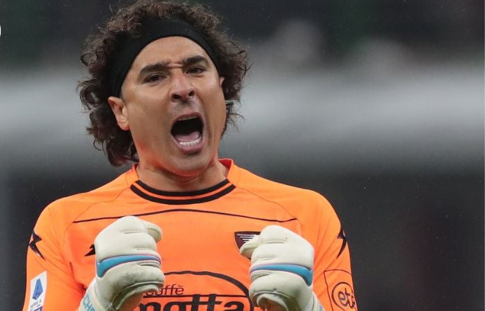 Guillermo Ochoa festejando una atajada ante el Inter de Milán