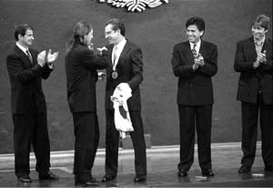 Alex Aguinaga con el presidente de México en 1998, Ernesto Zedillo