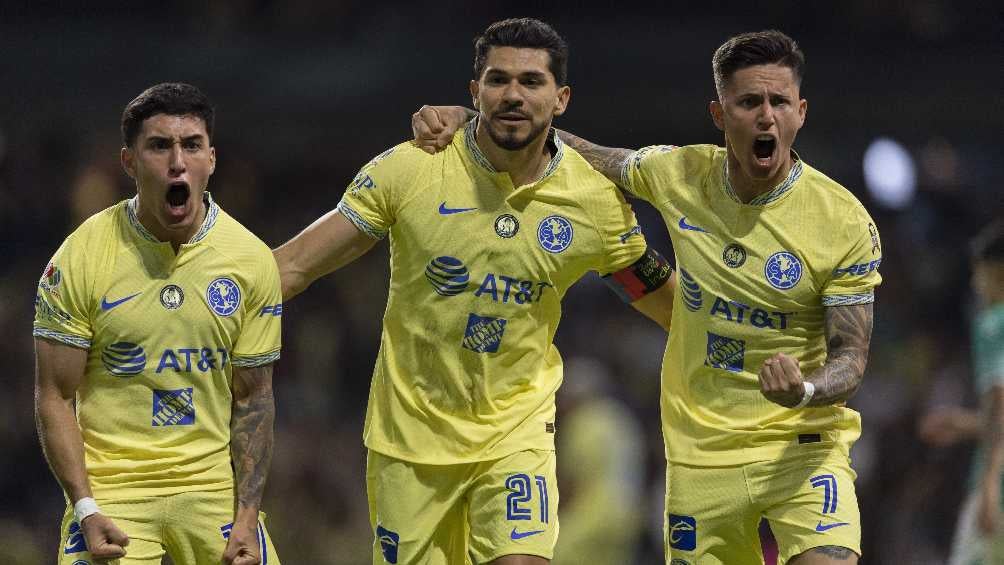 Jugadores del América festejando gol ante León