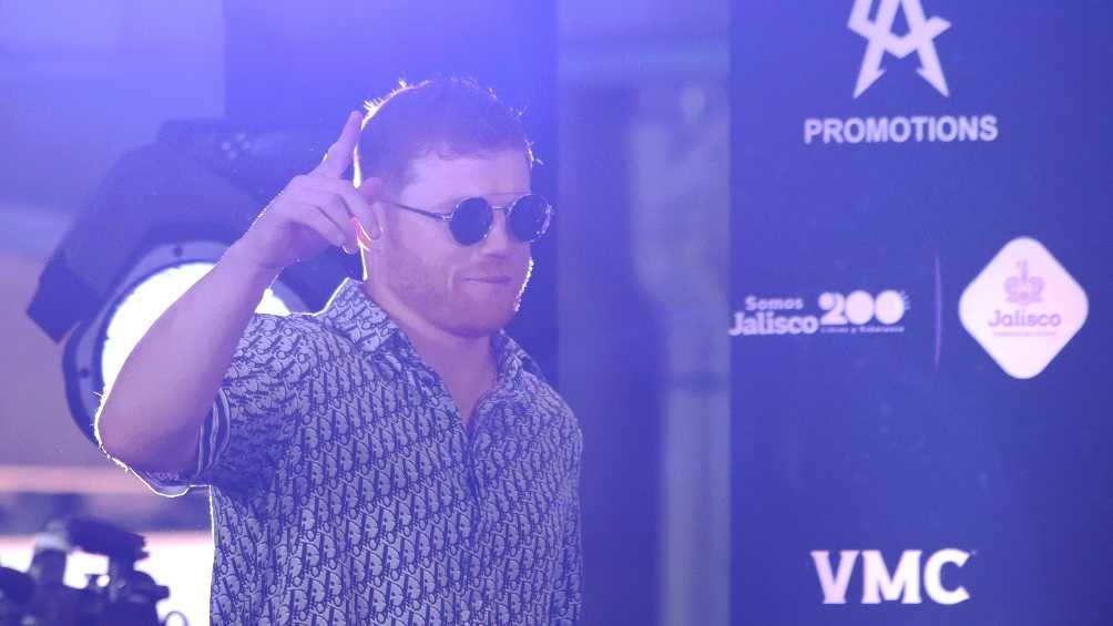 El campeón boxeador llegando a la conferencia de prensa