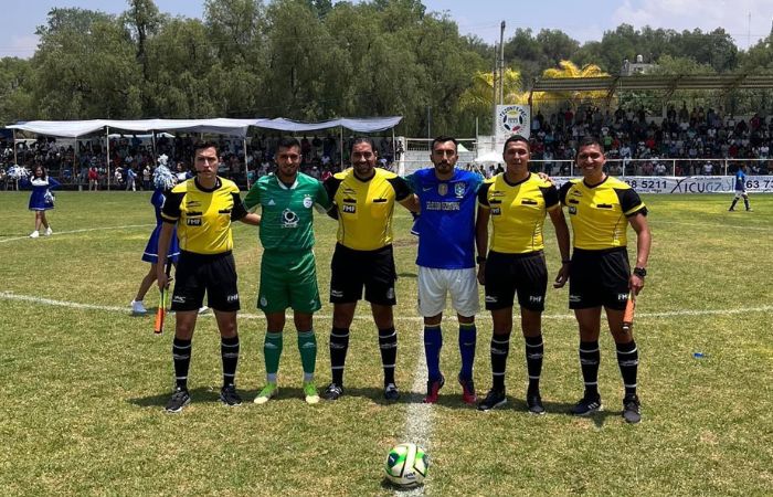 Roberto García, el cuerpo arbitral y los capitanes en el partido amateur de Hidalgo