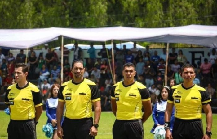 Roberto García Orozco y su cuerpo arbitral en el futbol amateur