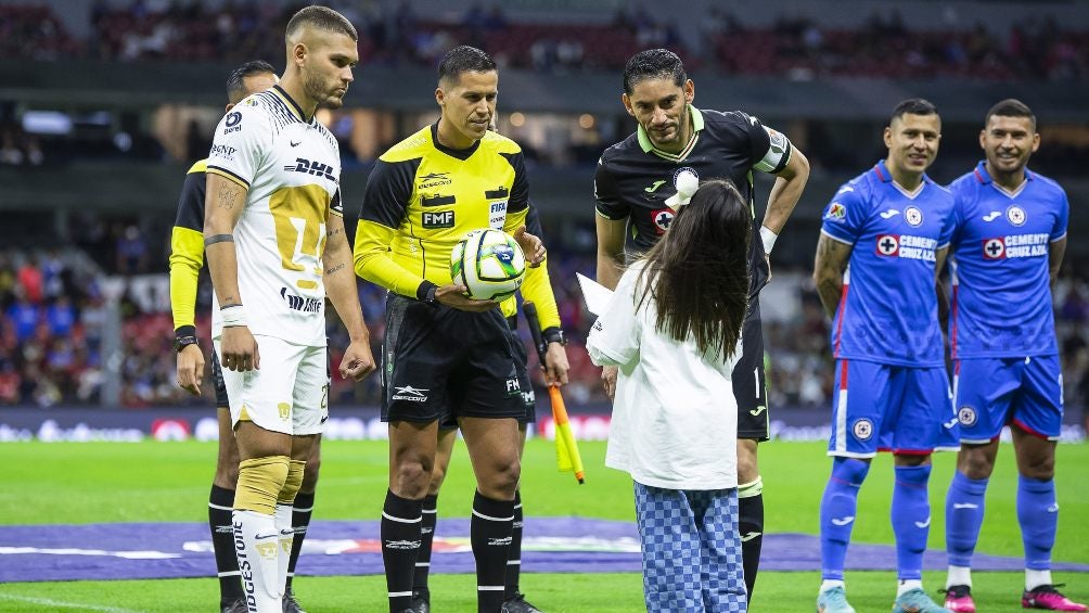 Corona durante el protocolo previo a un partido