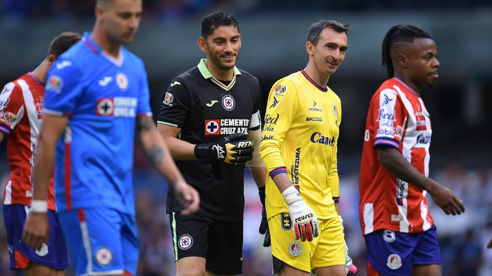 El arquero de Cruz Azul conversa con Marcelo Barovero