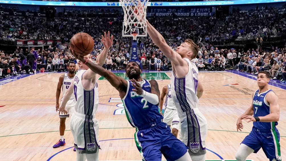 Irving ataca la pintura frente a Sacramento