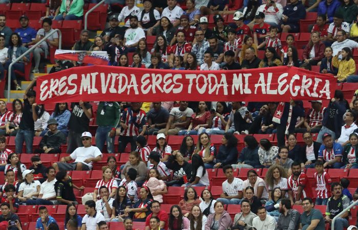 Afición de Chivas mostrando todo su apoyo al Rebaño