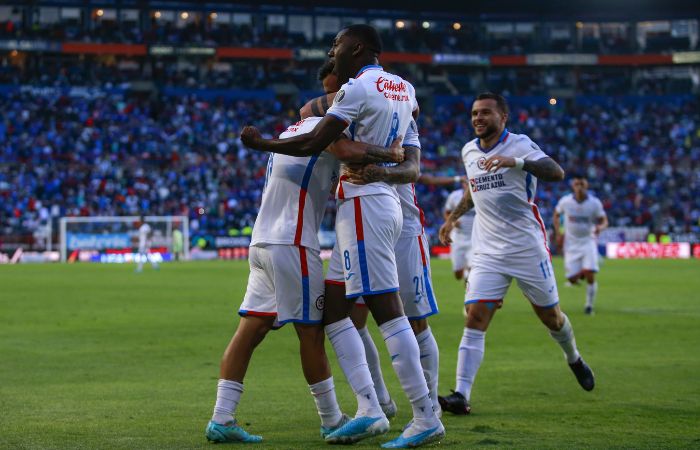 Jugadores de Cruz Azul celebrando un gol ante Pachuca