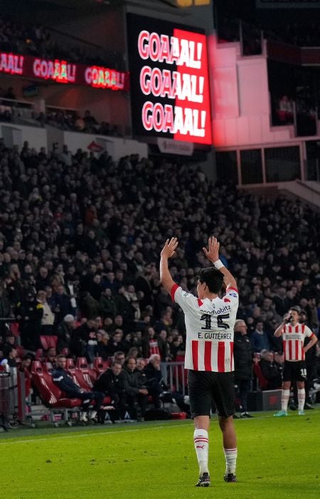 Érick Gutiérrez celebrando su gol ante el Excelsior con la grada