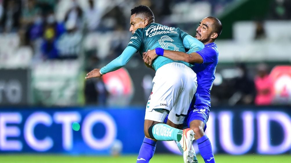 Rafael Baca y William Tesillo en un partido León vs Cruz Azul en el Nou Camp