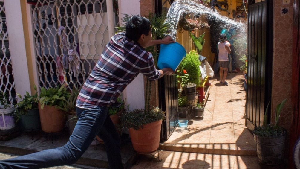 Un hijo sorprende a su madre con el cubetazo