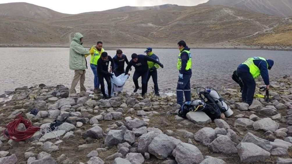 Momento en el que es sacado el cuerpo de la laguna