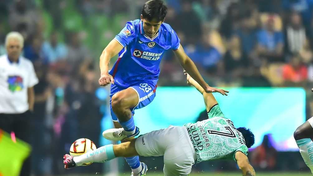 Dávila quitándole el balón al canterano Guerrero