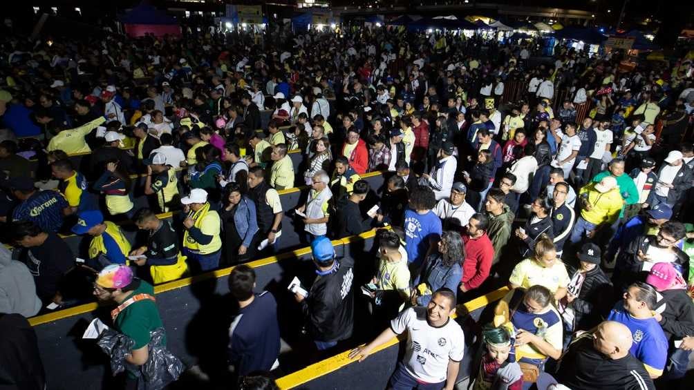 Aficionados entrando al Estadio Azteca