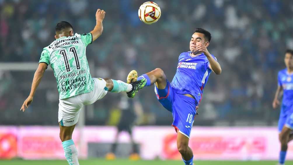 Rodríguez y Hernández disputando un balón aéreo