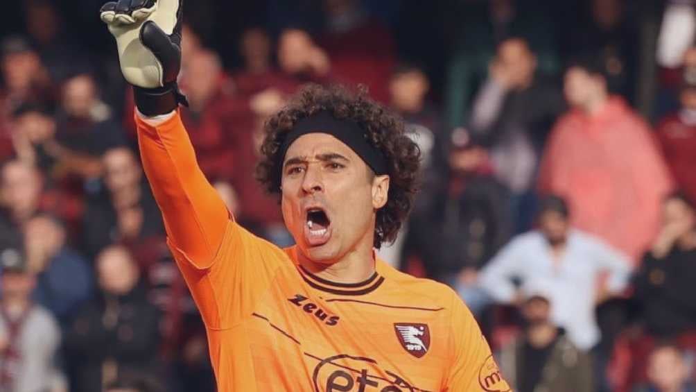 Ochoa dando indicaciones durante el partido