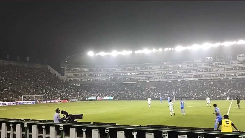 Humo dentro del estadio de León