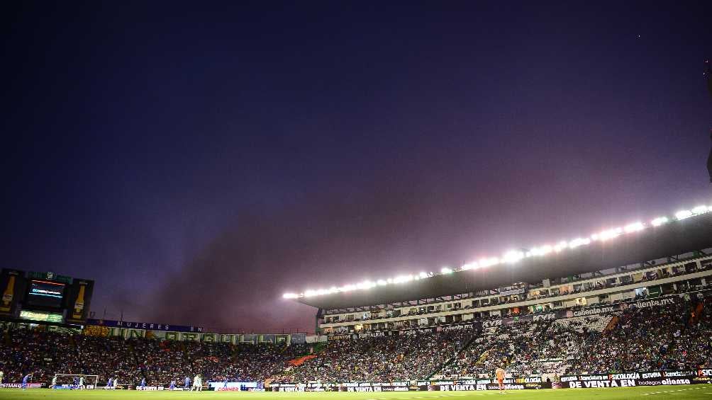 Liga MX: Incendio cercano interfiere en el partido de León y Cruz Azul