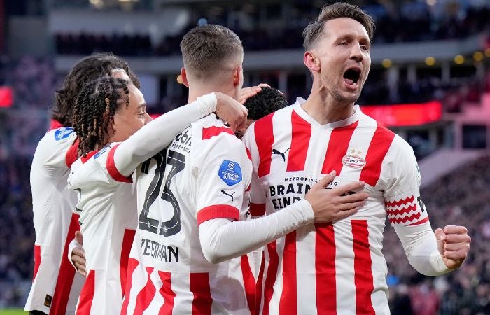 Luuk de Jong y jugadores del PSV celebrando el primer tanto ante el Excelsior