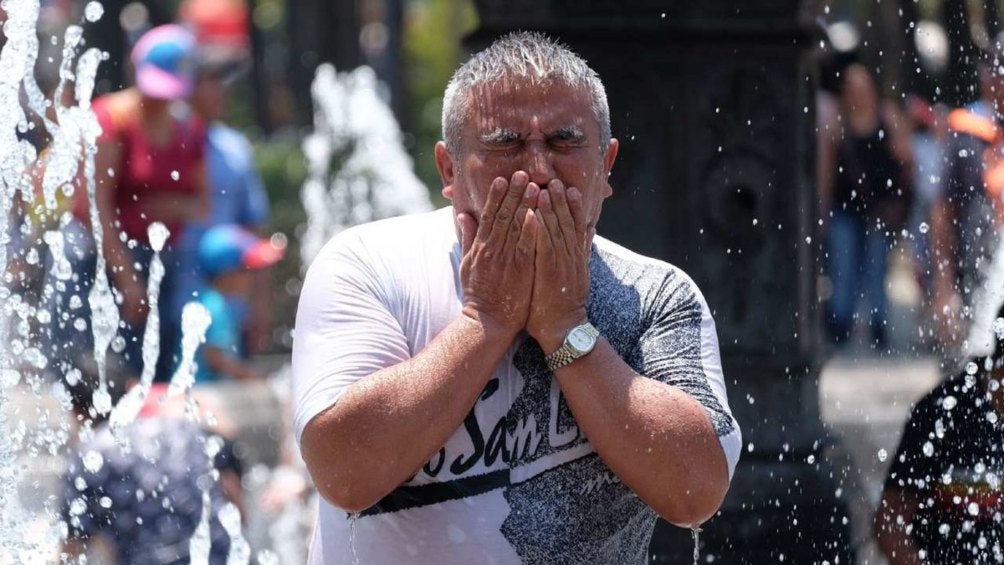 Un hombre cumple con la tradición