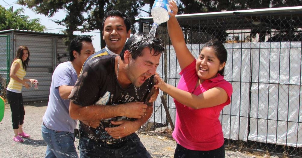 Los amigos le hacen la broma a un hombre