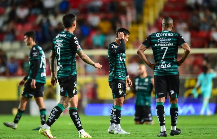 Jugadores de Santos luego del empate ante Necaxa a cero goles