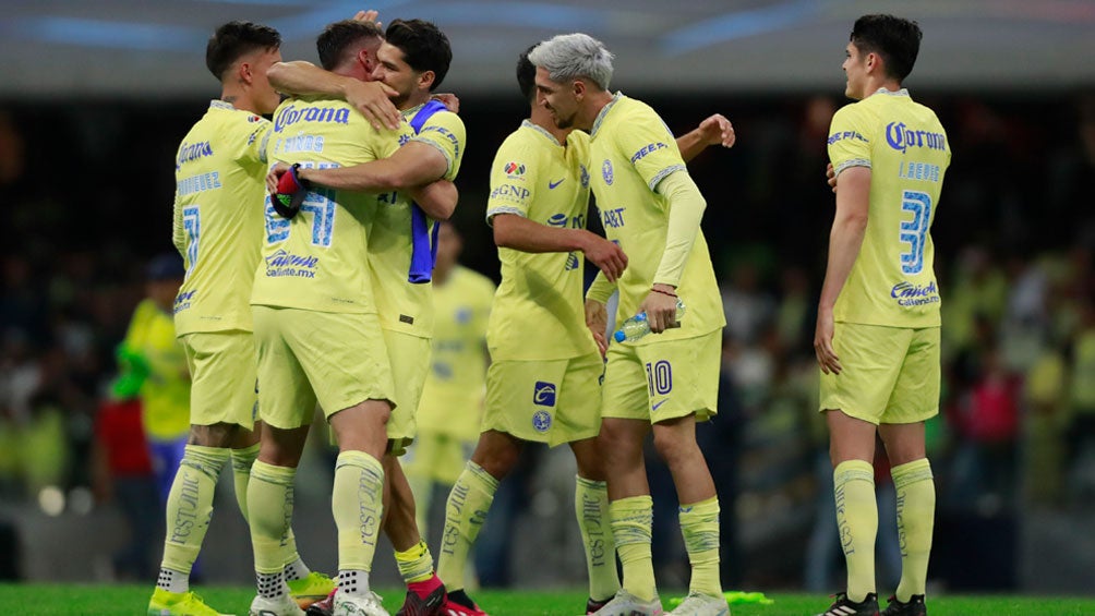 Jugadores del América celebran triunfo ante Rayados