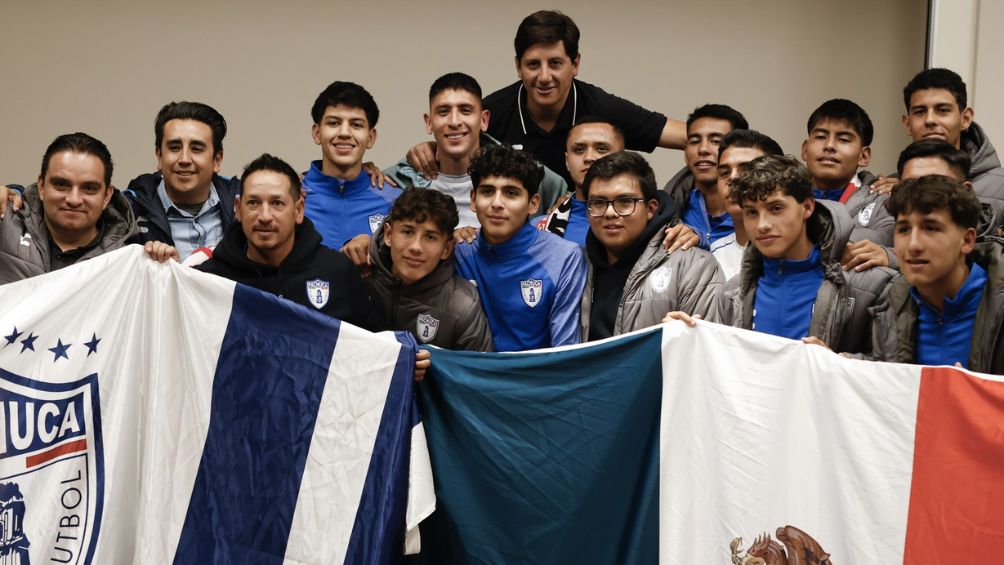 El jugador del Ajax junto a los jóvenes canteranos de Pachuca