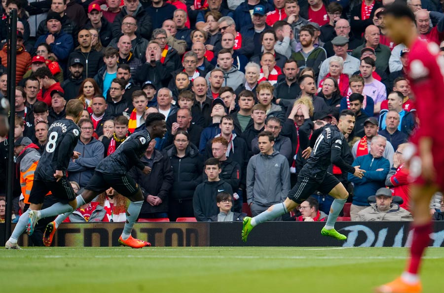 Gabriel Martinelli celebra su anotación ante Liverpool