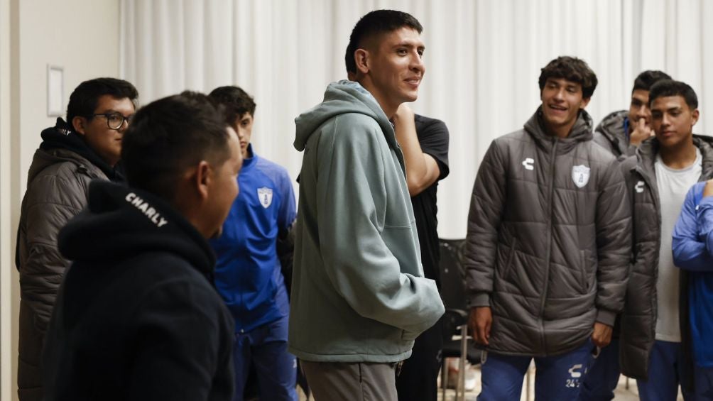 Edson durante su visita al Club Social del Ajax