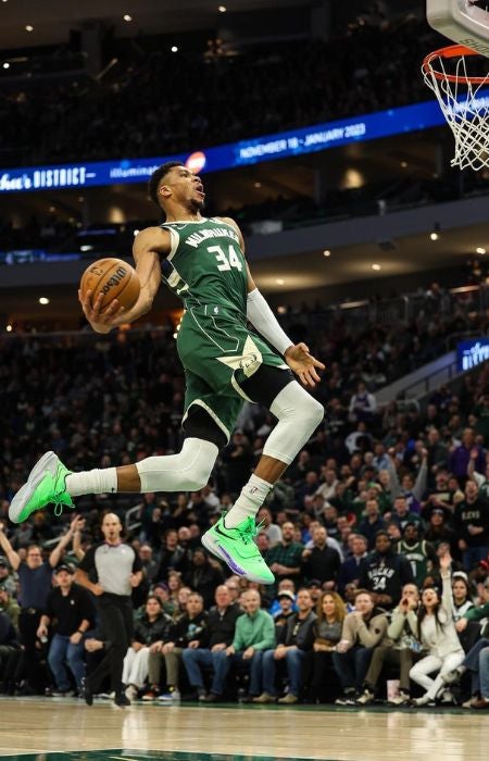 Giannis Antetokounmpo volando para hacer una volcada